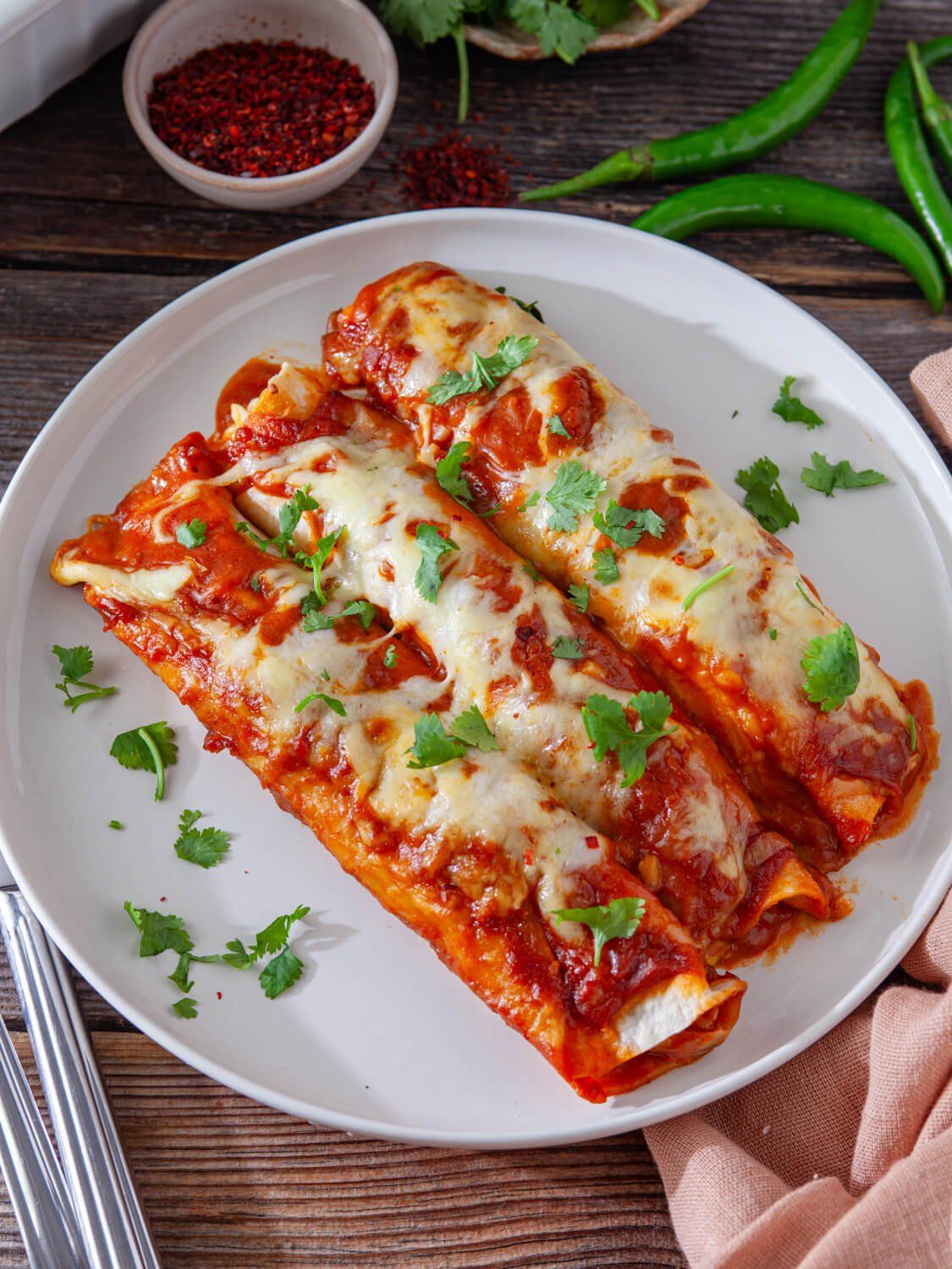 Enchiladas gratinées dans une assiette blanche, photo brute